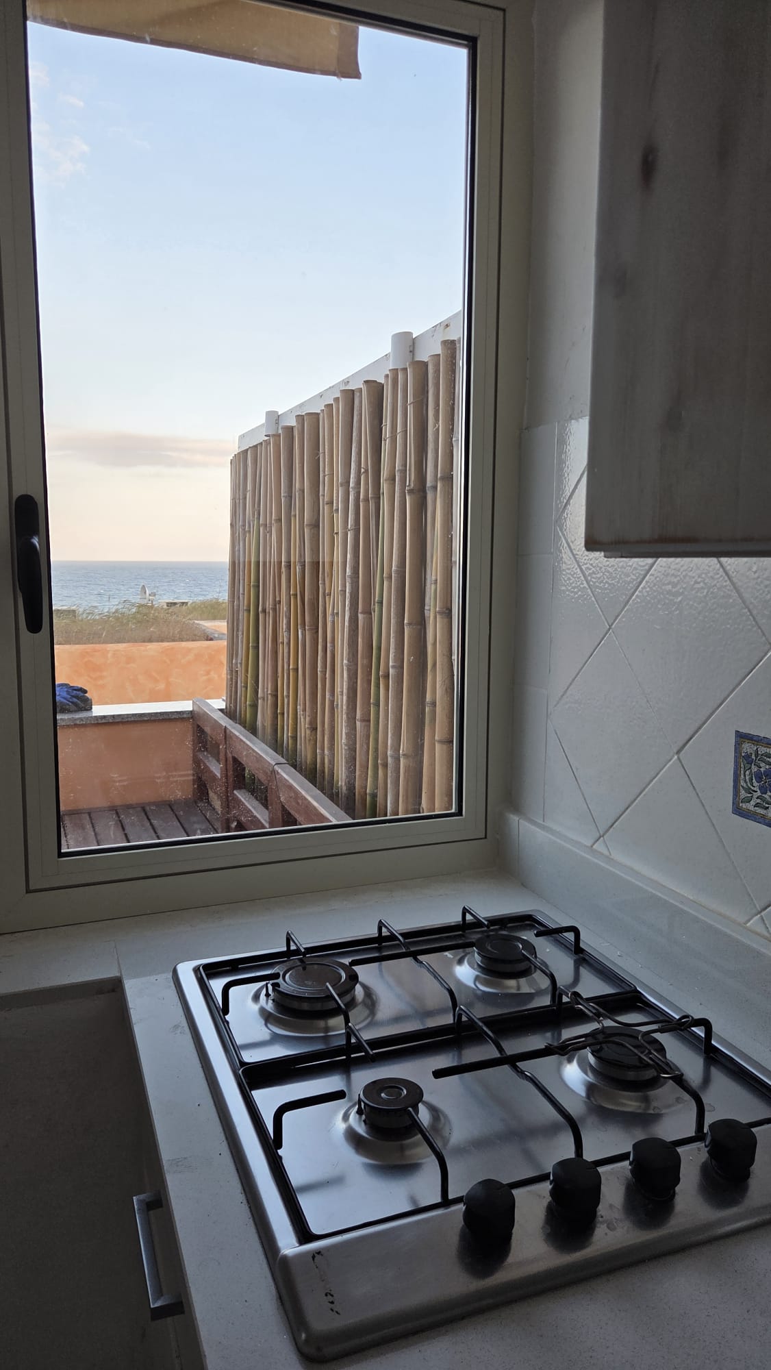 La cucina affacciata sul terrazzo