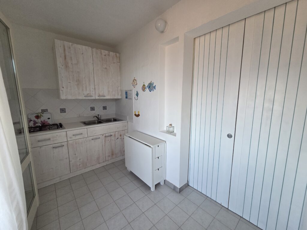 La cucina attrezzata bianca