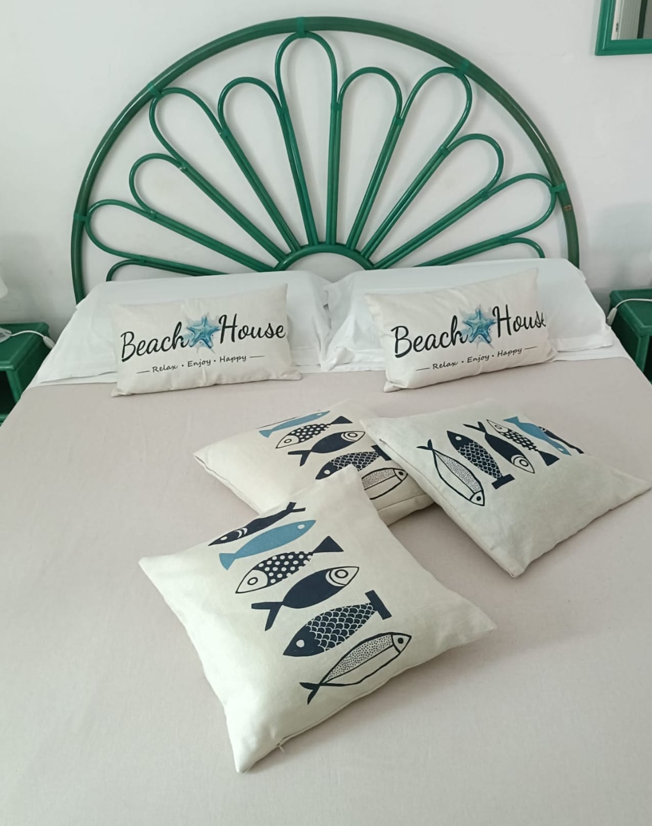 Il letto matrimoniale con i cuscini Beach House