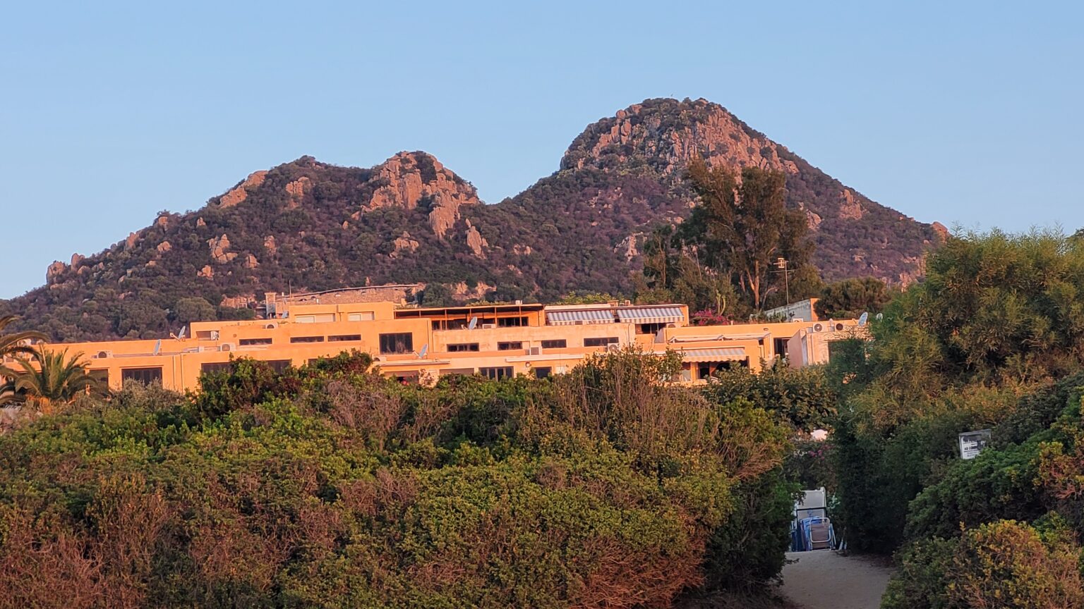 Il residence e il monte Nai