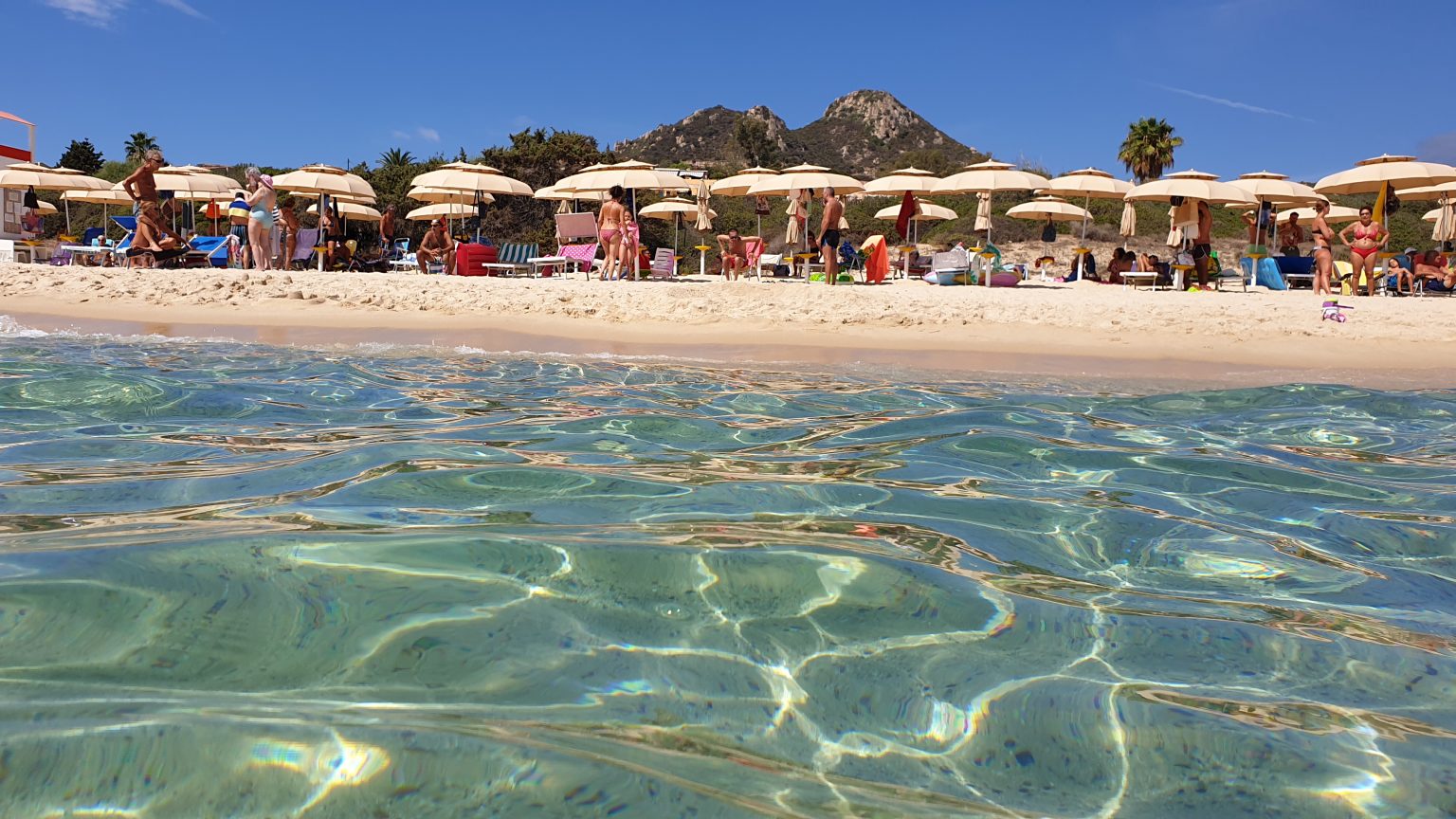 Acqua trasparente davanti alla spiaggia