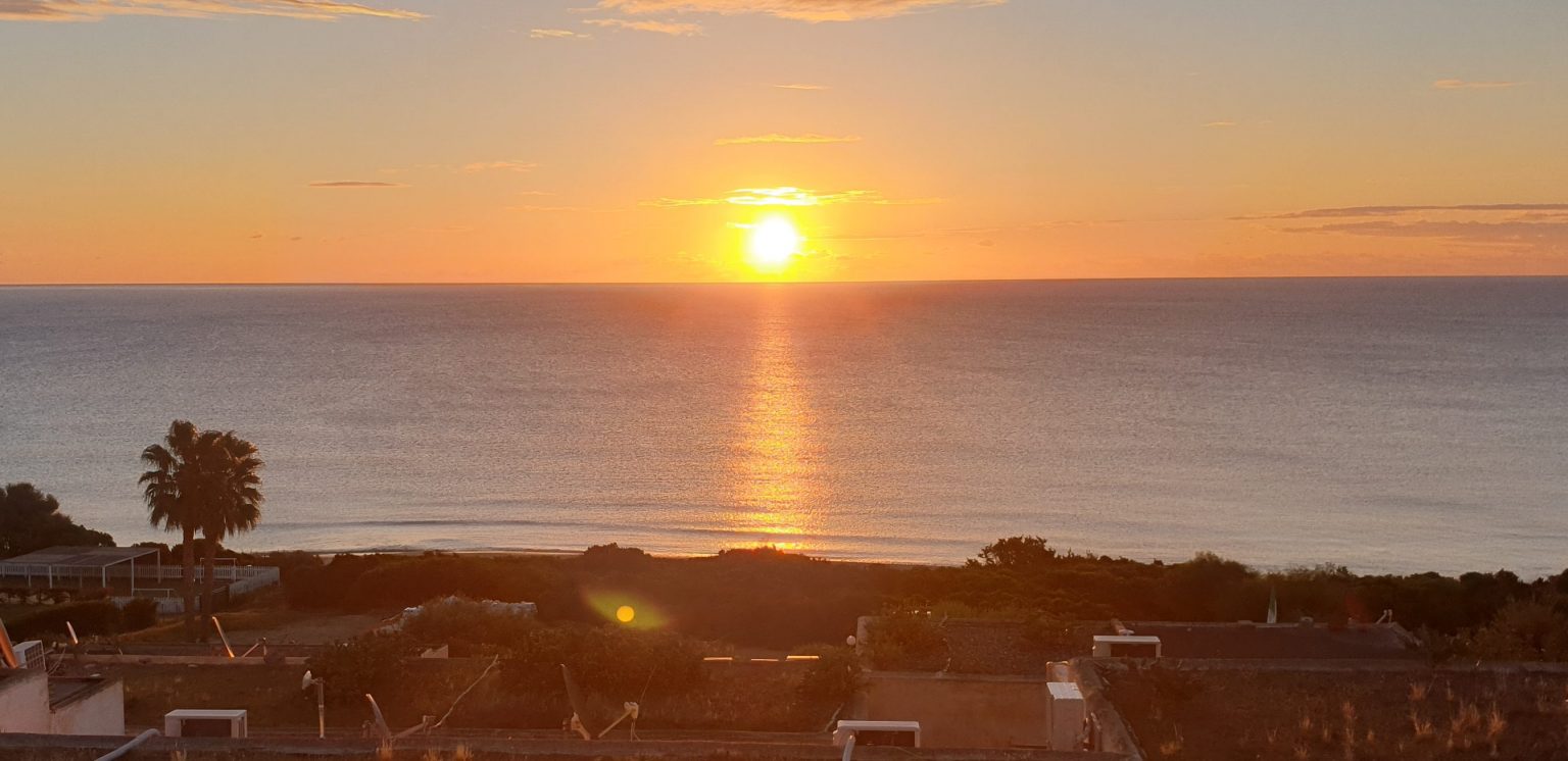 L’alba sul mare vista dal residence