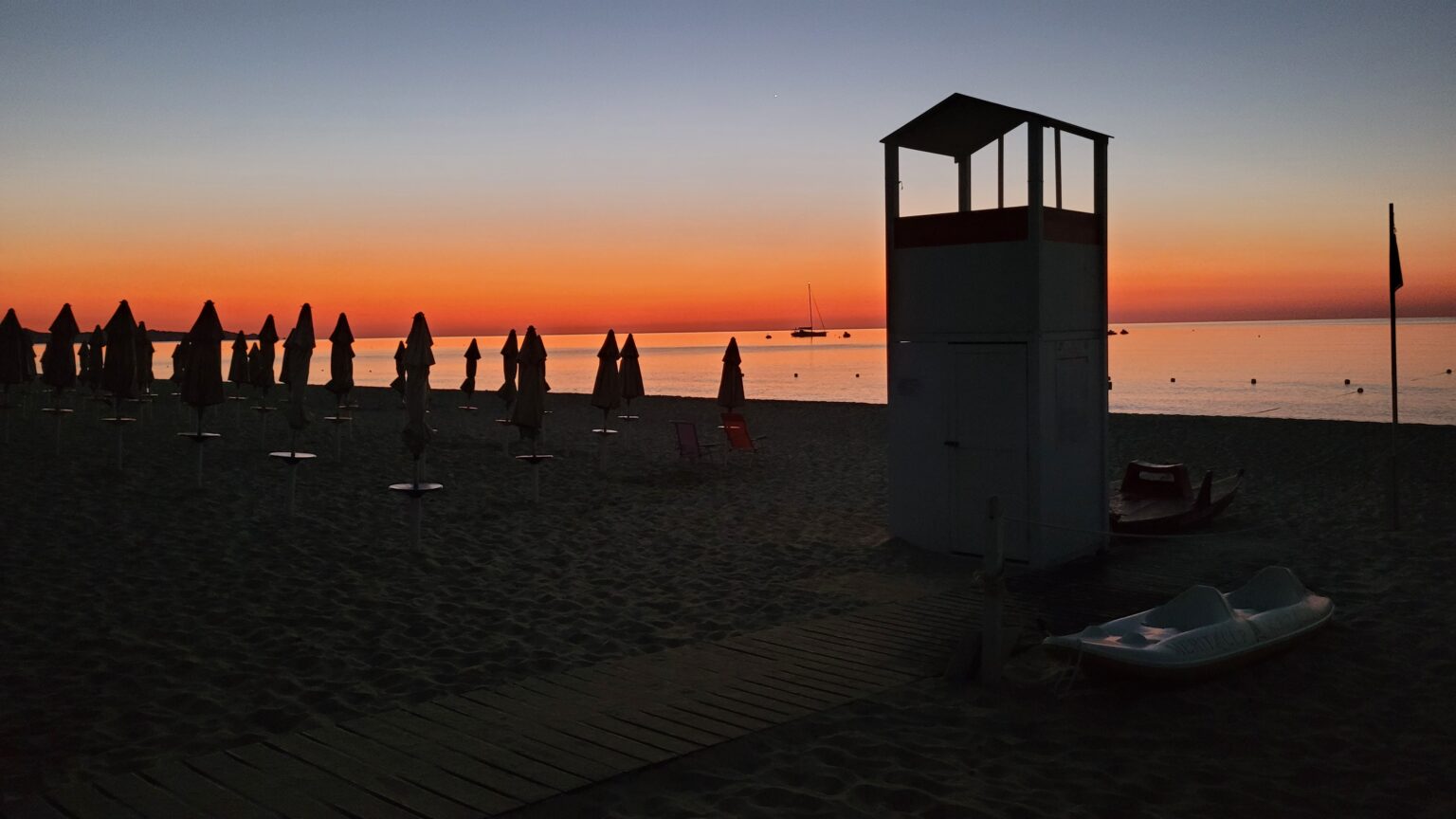La prima luce sulla spiaggia