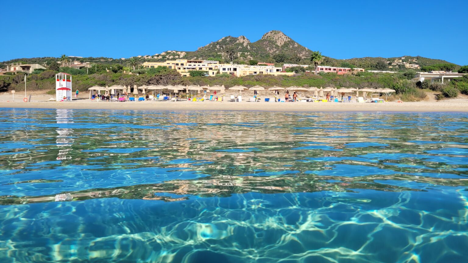 La costa vista dall’acqua