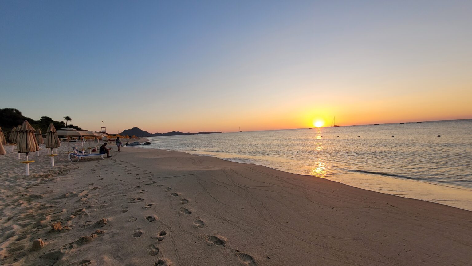 L’alba sulla spiaggia