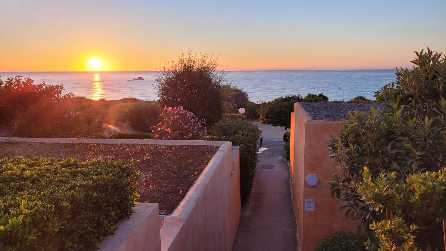 Il mare all’alba dai vialetti