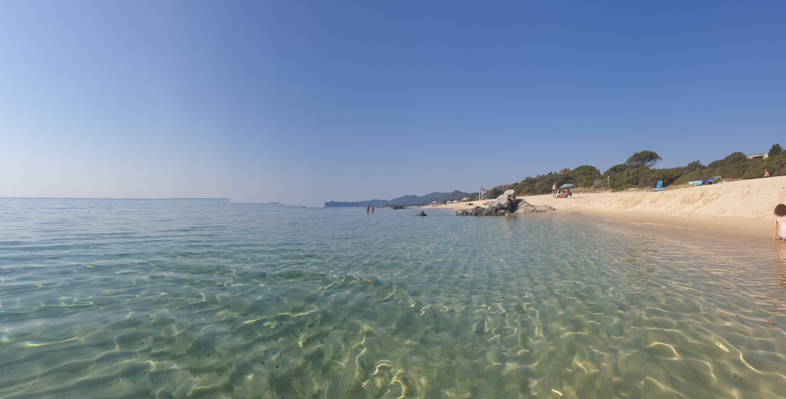 La costa vista dall’acqua