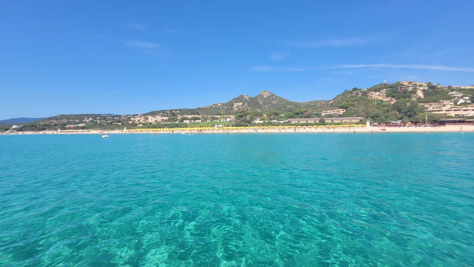 Le sfumature turchesi del mare davanti a Costa Rei
