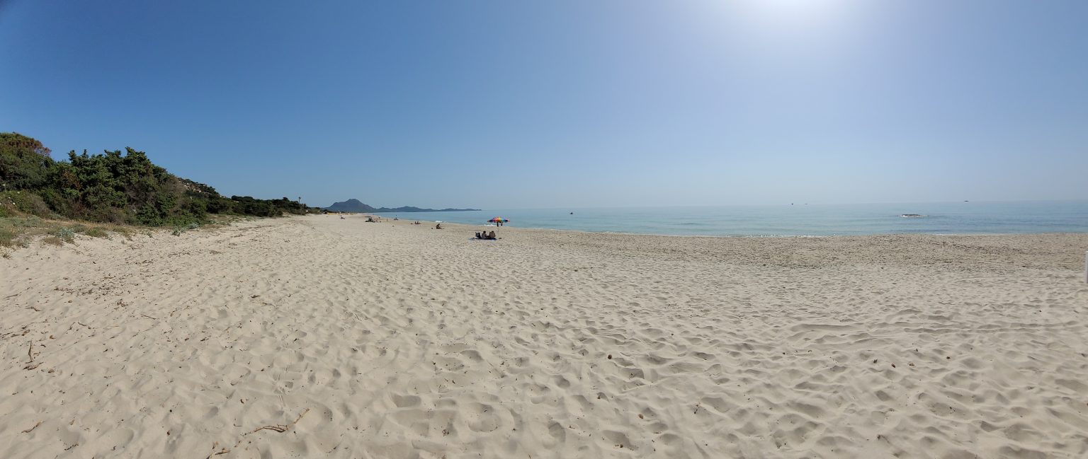 Sabbia chiara e mare aperto
