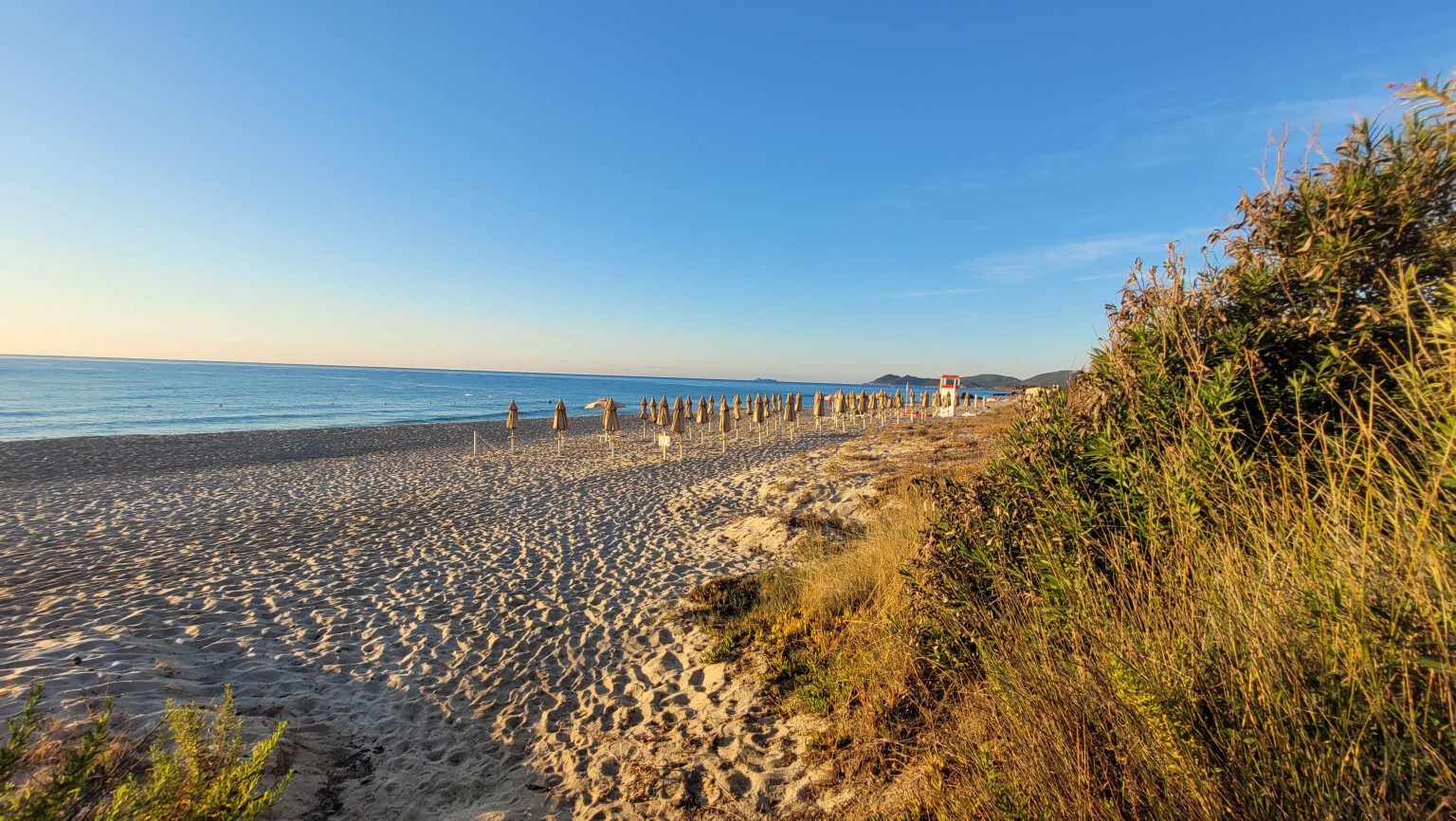 La spiaggia nella luce del mattino